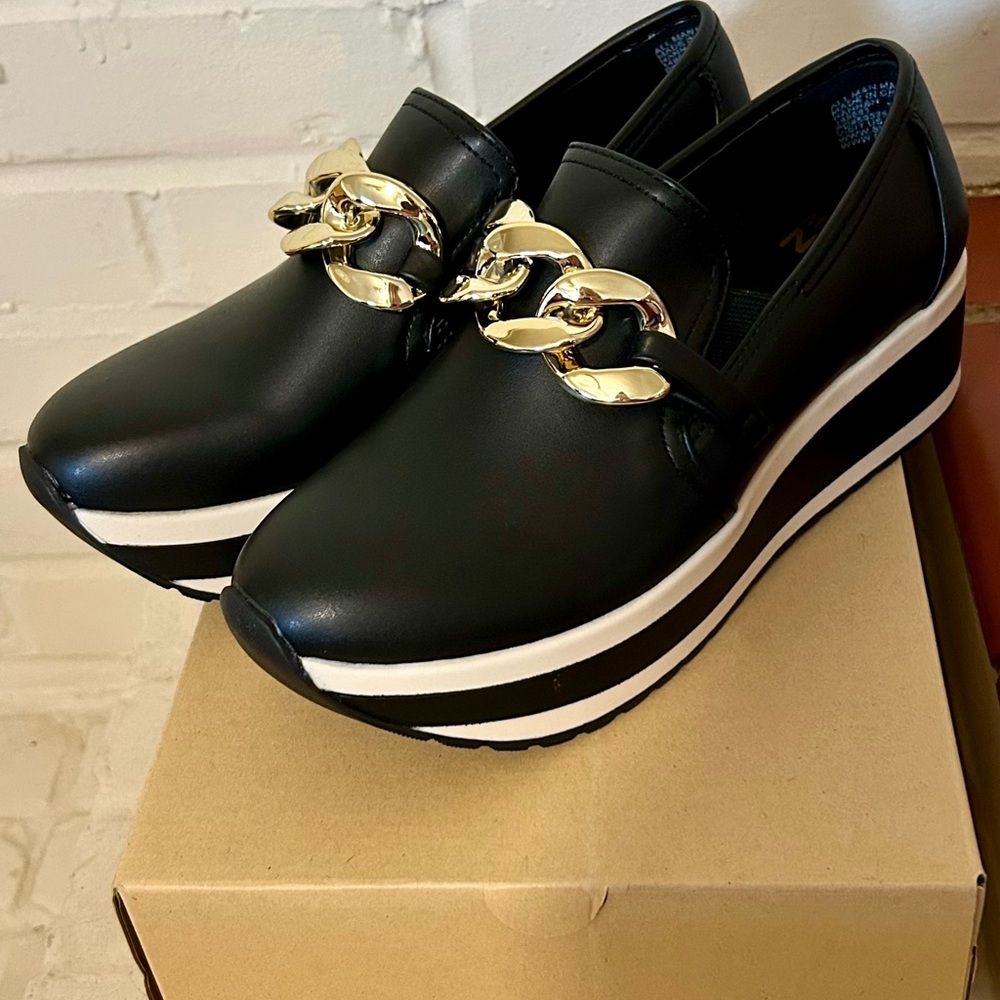 Doen Black Loafers with Gold Chain Accent